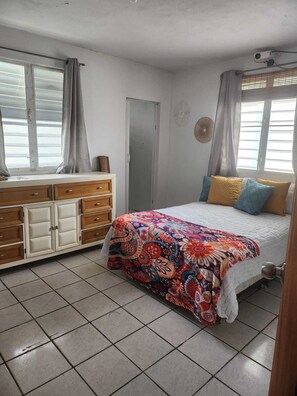 3 bedrooms, free WiFi, bed sheets - 3-bedroom Medusa House in charming Islote with WiFi, AC. Book now! (Islote)