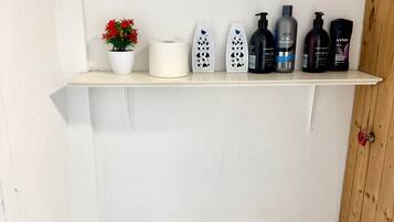 Apartment | Bathroom amenities | Shower, towels