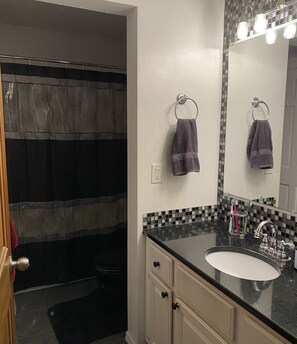 Douche, sèche-cheveux, serviettes fournies, savon