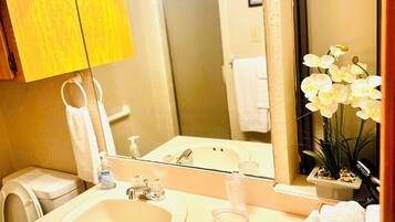 Suihku, hiustenkuivaaja, pyyhkeet, saippua