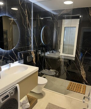 Haartrockner, Handtücher, Seife, Toilettenpapier