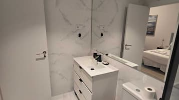 Douche, bidet, serviettes fournies, savon