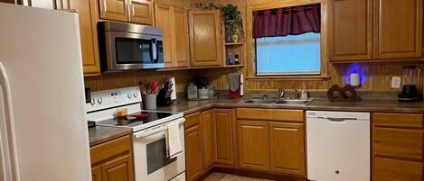 Réfrigérateur, four à micro-ondes, un four, surface de cuisson