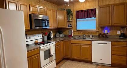 Charming 2 bedroom house in Broken Bow, only 200 yards from Mt. Fork River!