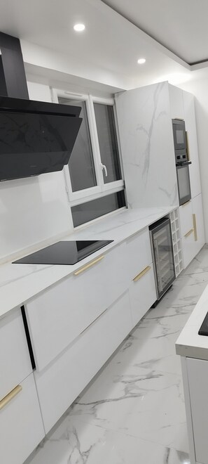 冷蔵庫、電子レンジ、オーブン、コンロ