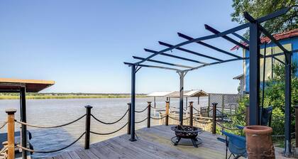 Lakeshore Lodge in peaceful Granbury