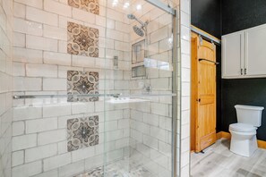 Een bubbelbad, handdoeken, zeep, toiletpapier