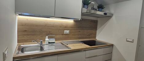 Ugn, spishäll och diskmaskin
