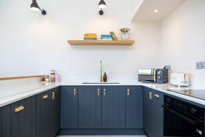 Réfrigérateur, four à micro-ondes, un four, surface de cuisson