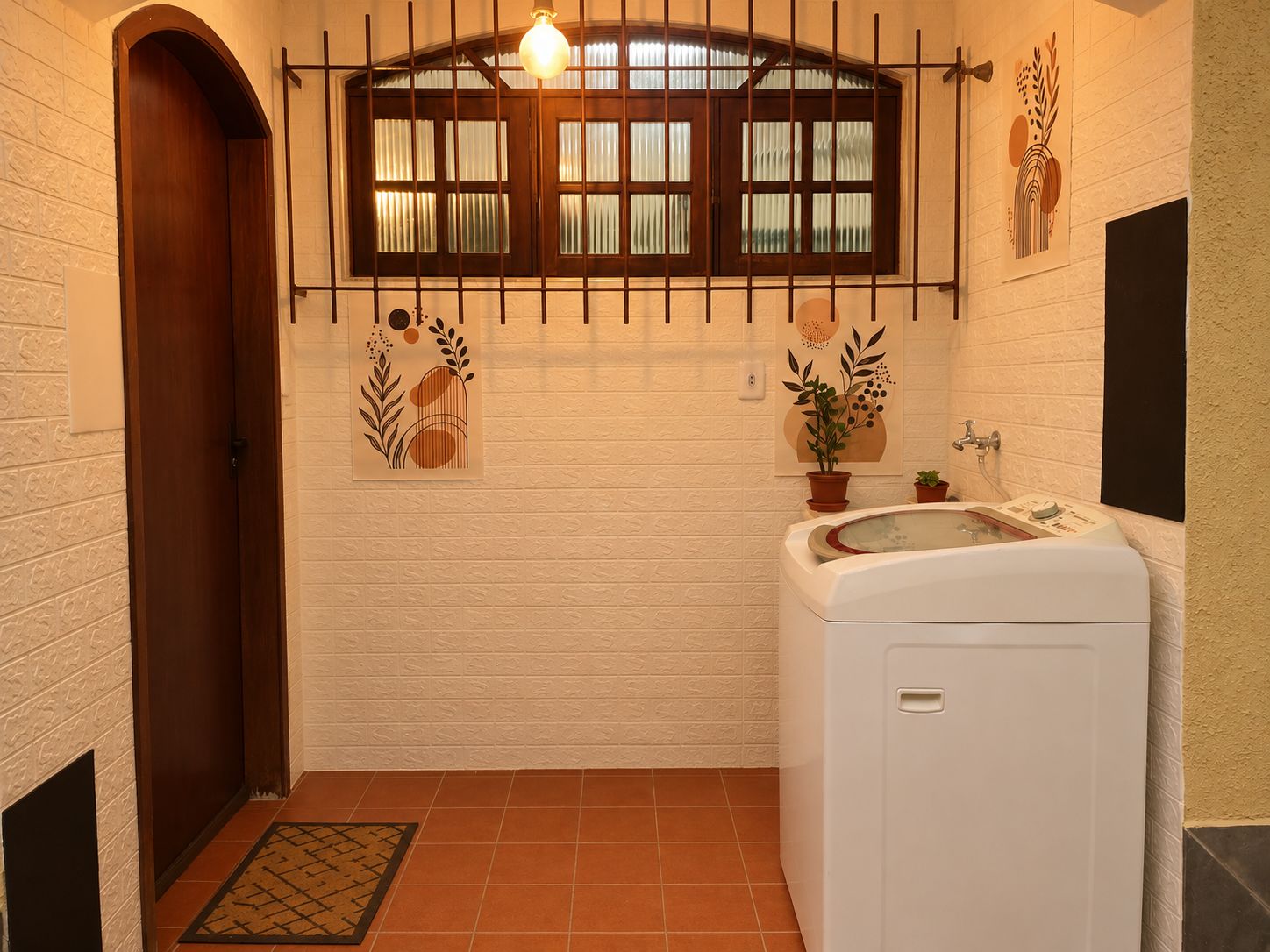 Un baño con lavadora, una ventana con rejas y una puerta.