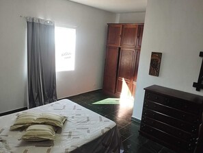 2 habitaciones, tabla de planchar con plancha, wifi y ropa de cama 