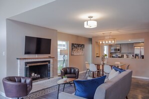 Smart TV - 3BR The Montrose Collective D, Walk to Food & Fun! ★★★★★ (Houston)