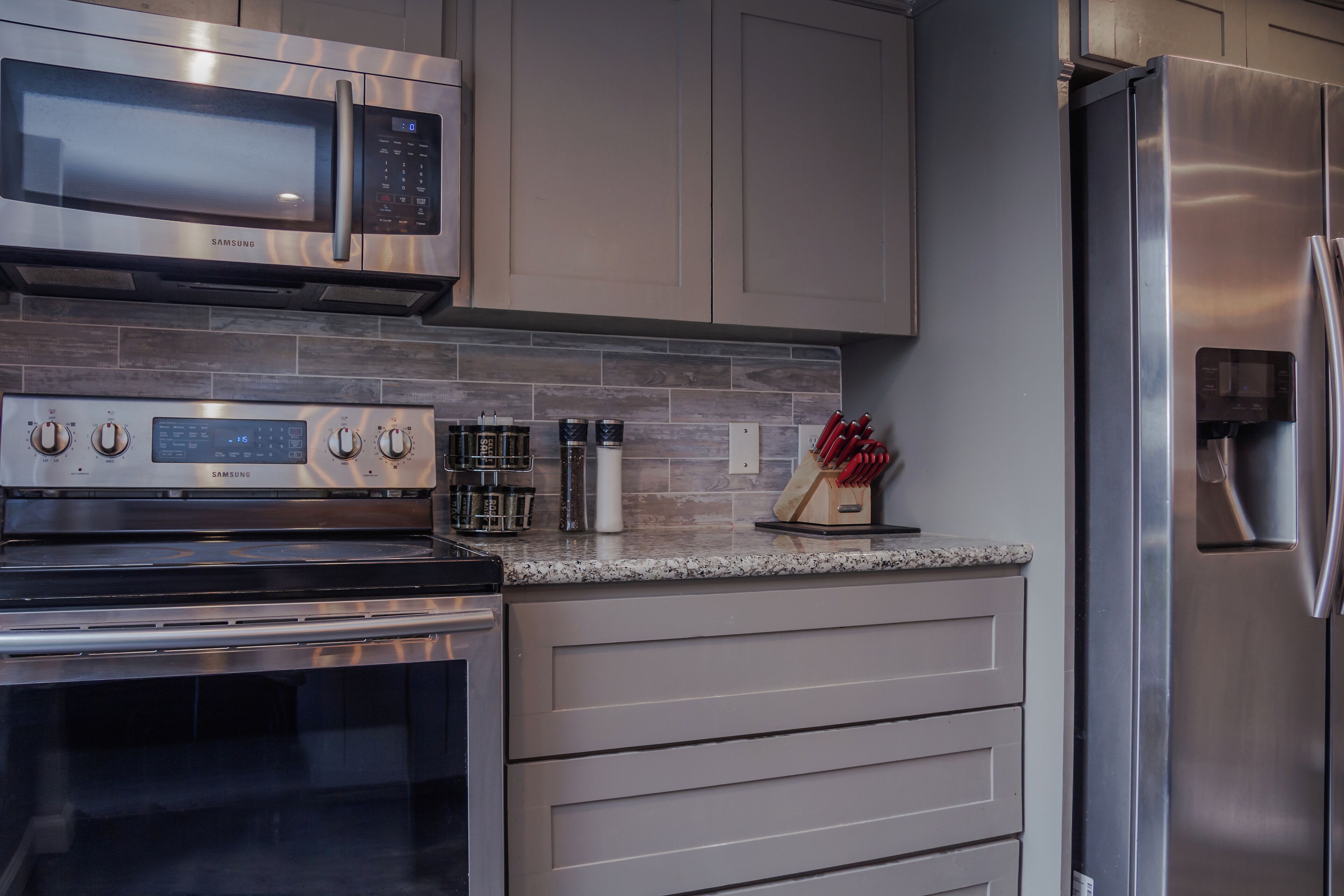 Kjøleskap, mikrobølgeovn, ovn og kokeplater