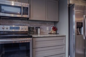 Kjøleskap, mikrobølgeovn, ovn og kokeplater