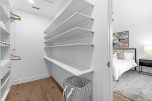 3 slaapkamers, een bureau, een strijkplank/strijkijzer, reisbedje