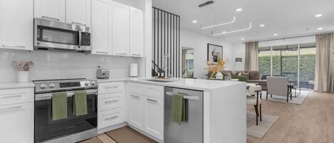 Refrigerador, microondas, horno, placa de cocina