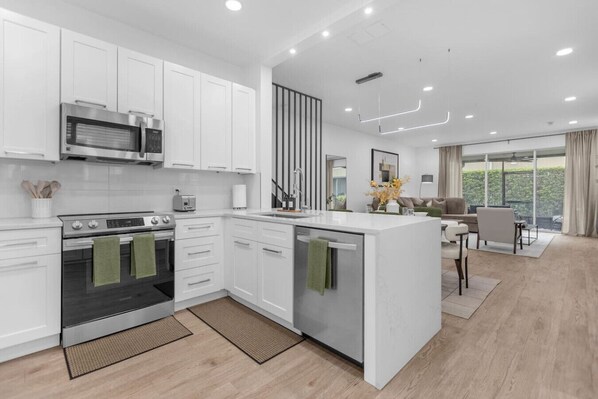 冰箱、微波炉、烤箱、炉灶