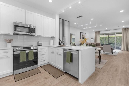 Stylish and Spacious Winter Park Retreat Close to Dining, Shopping and Rollins College