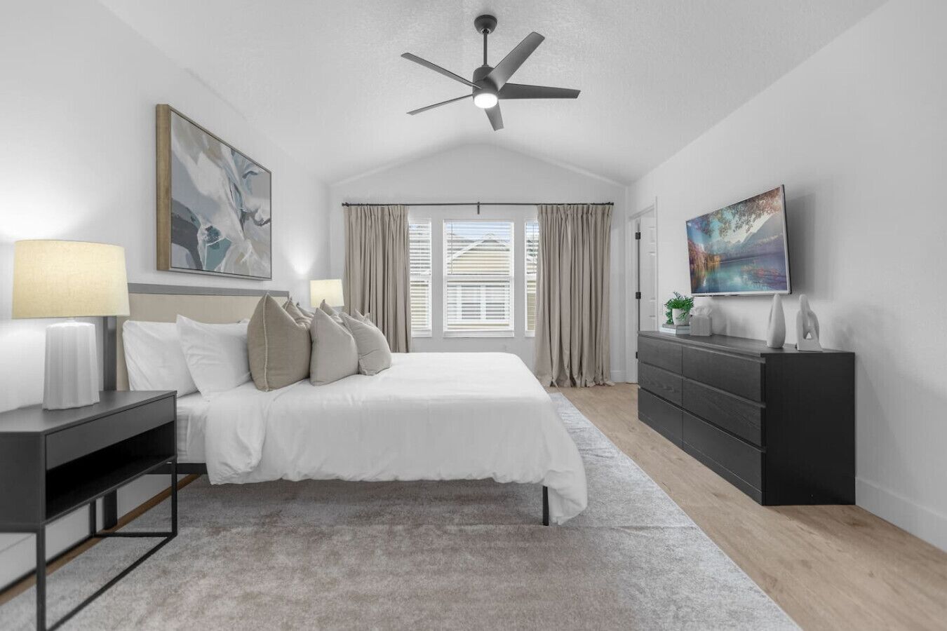 3 habitaciones, escritorio y tabla de planchar con plancha 