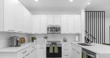 Stylish and Spacious Winter Park Retreat Close to Dining, Shopping and Rollins College