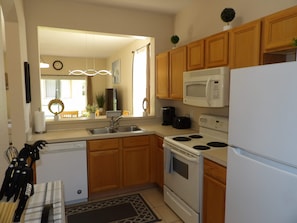 Microwave, oven, stovetop, dishwasher - Big Beautiful 4 Bedroom in Regal Palms Resort (Davenport)