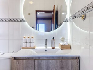 Een douche, een haardroger, handdoeken