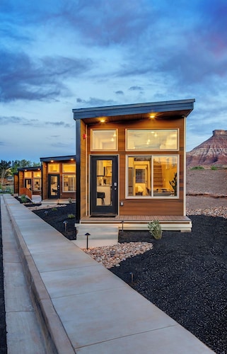 Tiny Home Near Zion | Pool & Hot Tub