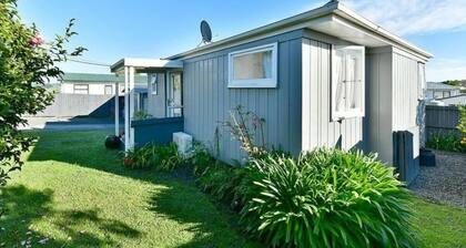 Bluebell Cottage on Matakana Coast - Pet friendly!