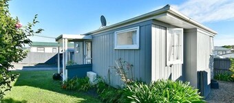 Bluebell Cottage on Matakana Coast - Pet friendly!