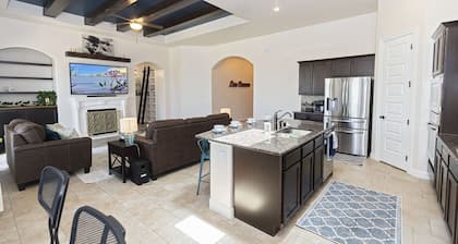 Southwest Luxe Golf Retreat + EV, Theater, Hot Tub