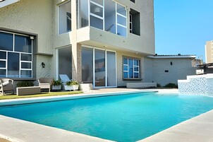 Una piscina al aire libre