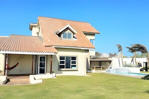 Chalet | Exterior - Casa de playa a 4 cuadras del mar (Puerto Colombia)