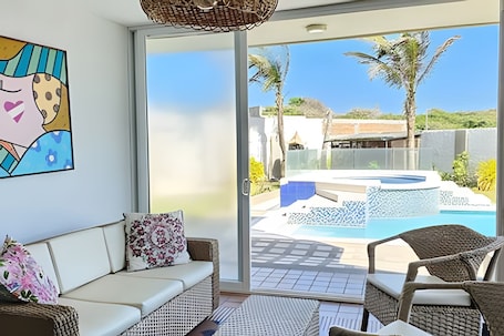 Chalet | Living area | Flat-screen TV. Casa de playa a 4 cuadras del mar