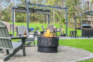 Outdoor dining - Stylish, Scenic Rural Retreat, foothills of Mt Mee in Queenlsand, Australia (Moorina)