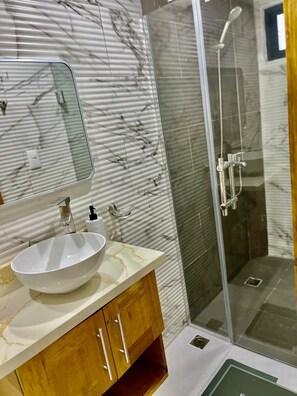 Serviettes fournies, papier toilette