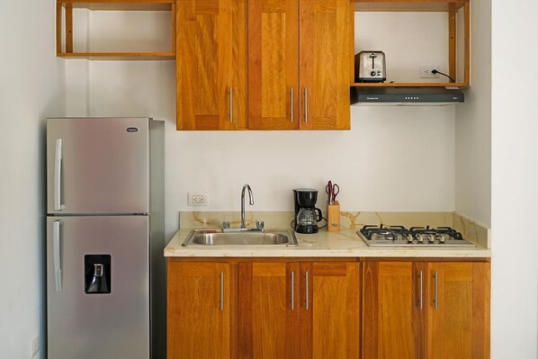 Réfrigérateur, plaque de cuisson, cafetière/bouilloire