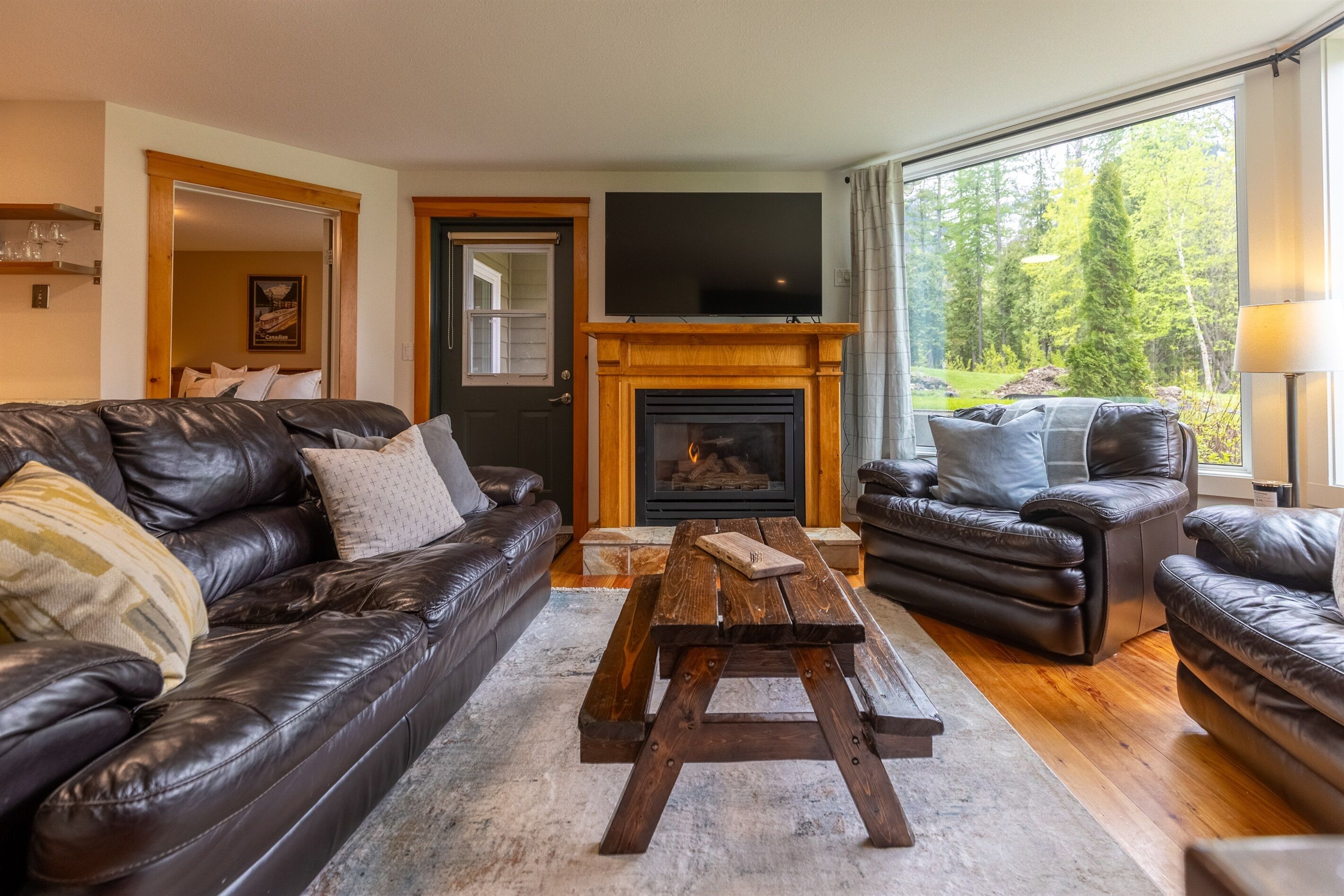 Een smart-tv en een open haard