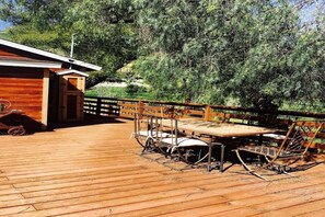 Outdoor dining - Tranquil Equestrian Retreat in Shadow Hills – Ideal for Extended Stays (Los Angeles)