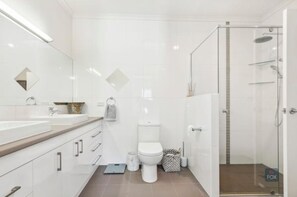 Hårtork, handdukar, tvål och toalettpapper