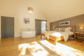 4 bedrooms, free WiFi - Sleeps 10 in 1 superking, 1 king and 3 full size bunk beds (6 single beds) (Kingussie)
