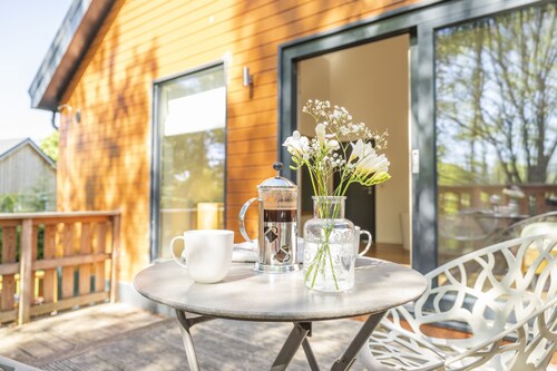 Sleeps 10 in 1 superking, 1 king and 3 full size bunk beds (6 single beds)