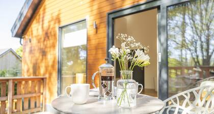 Sleeps 10 in 1 superking, 1 king and 3 full size bunk beds (6 single beds)