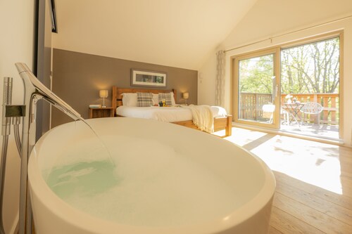 Sleeps 10 in 1 superking, 1 king and 3 full size bunk beds (6 single beds)