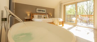 Sleeps 10 in 1 superking, 1 king and 3 full size bunk beds (6 single beds)