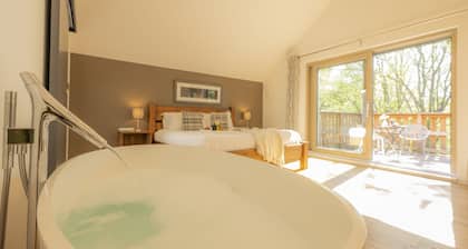 Sleeps 10 in 1 superking, 1 king and 3 full size bunk beds (6 single beds)