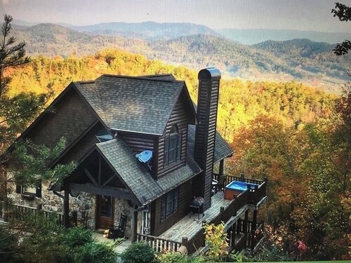 Season decor! 3-bedroom 3 bathroom cabin in Wears Valley under 2 miles from park