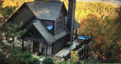 Season decor! 3-bedroom 3 bathroom cabin in Wears Valley under 2 miles from park