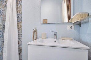 Ducha, secador de pelo, bidet, toallas