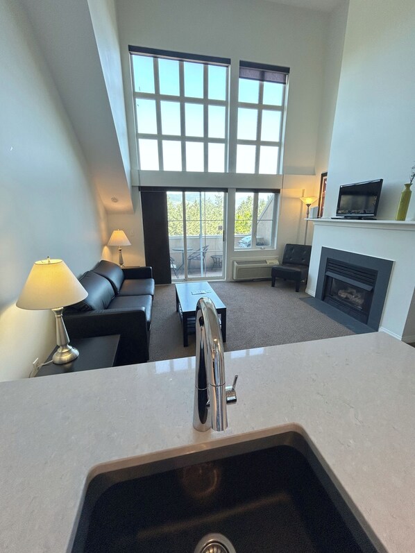 TV, fireplace - Penthouse Suite on Golf Course - 308 (Kelowna)