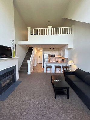 TV, fireplace